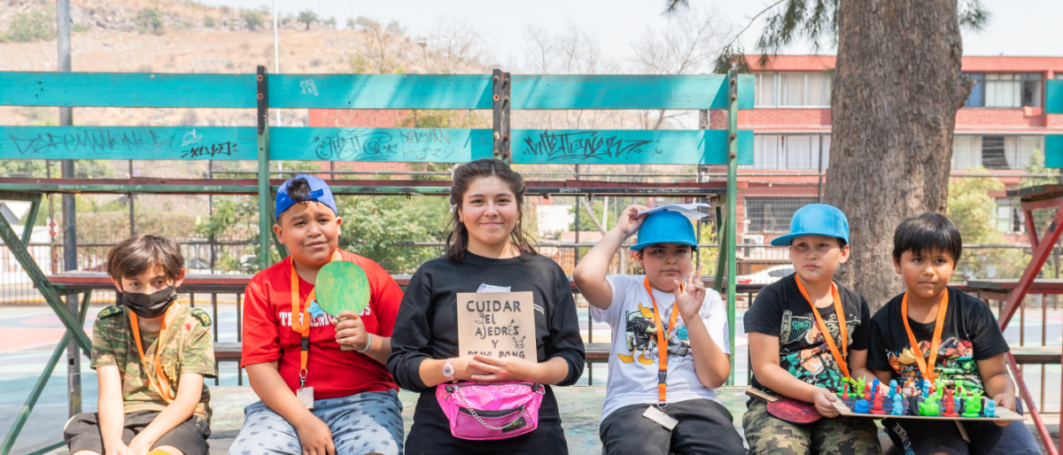 Vemos un grupo niños y niñas en una de las instalaciones de Fundación Mustakis. La foto sirve de portada para hablar de la importancia del Desarrollo Integral.