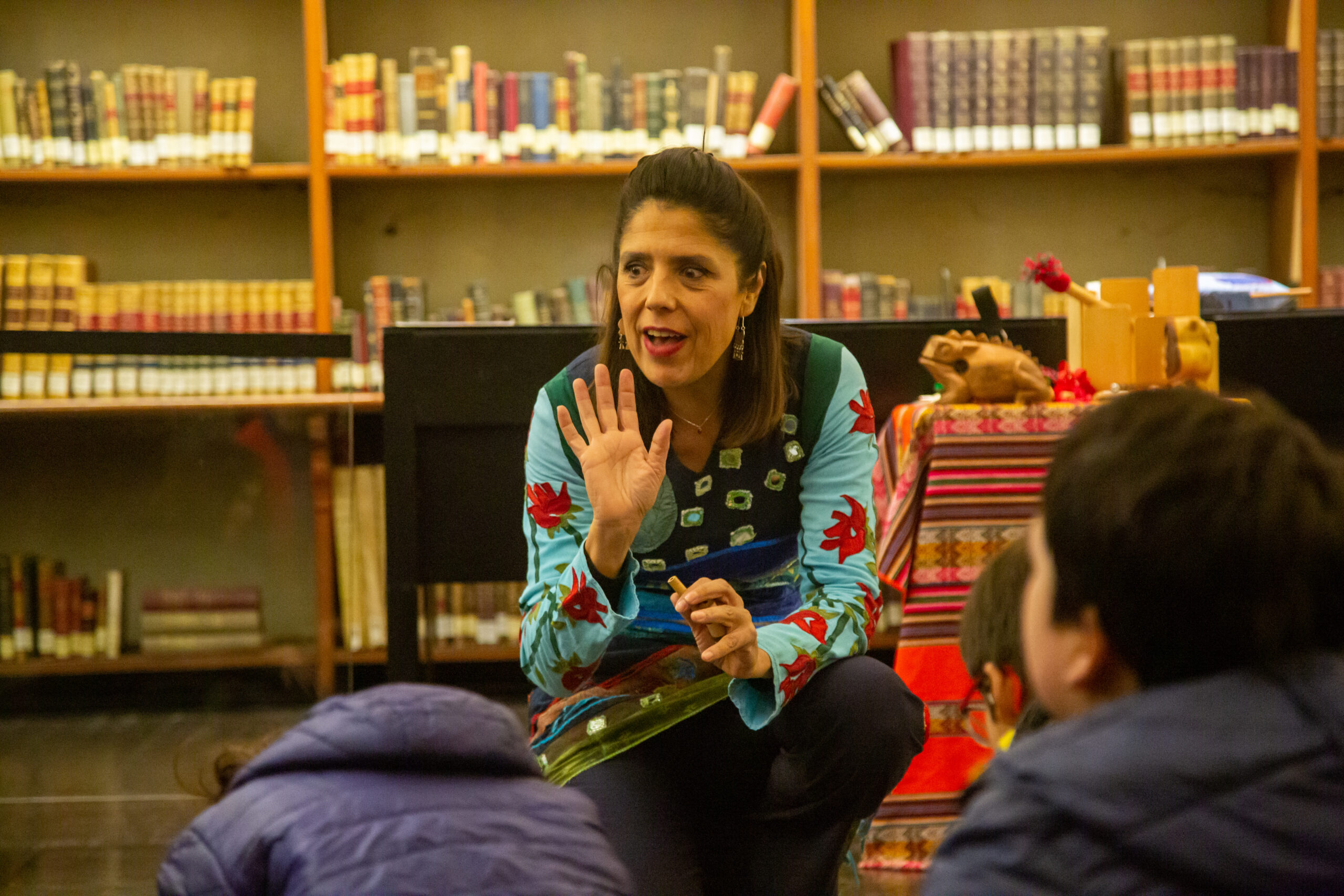 Alejandra Hurtado contando un cuento frente a un grupo de niños.