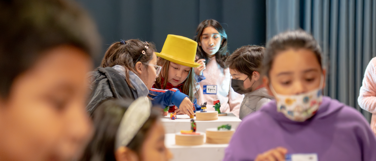 Vemos a un grupo de niñas aprendiendo, esto para reforzar la importancia de los pilares del aprendizaje.