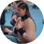 Bernardita Jensen meditando y practicando ritos en el espacio KAOS