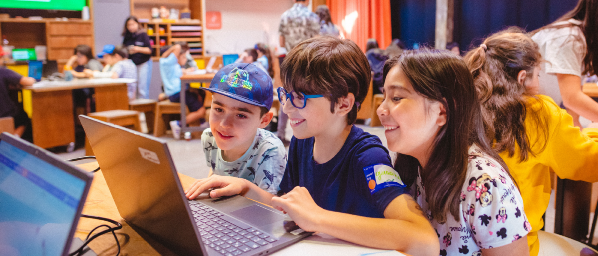 Un grupo de niños y niñas descubriendo la importancia de aprender de y con otras personas a través de las películas. Se nota que lo están pasando bien.