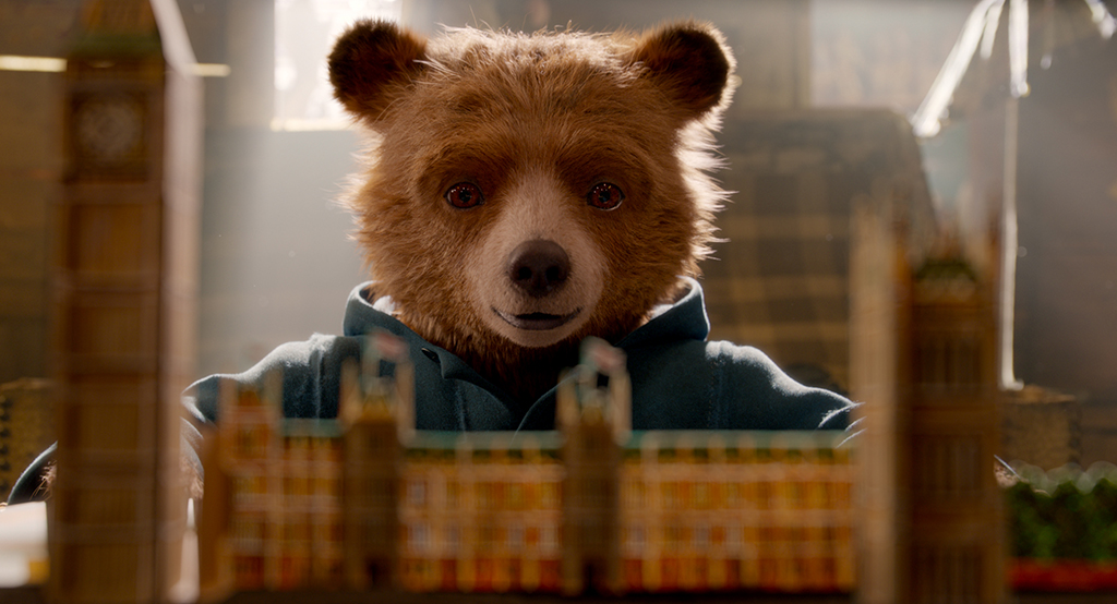 Escena de la película Paddington 2. El oso Paddington descubre el libro que quiere regalarle a su tía para su cumpleaños