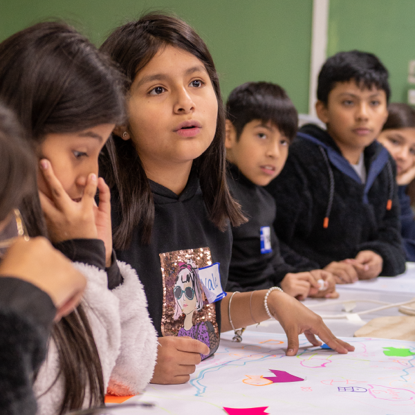 Tips para potenciar la inteligencia emocional. Vemos a un grupo de niños y niñas interesadas por la información.