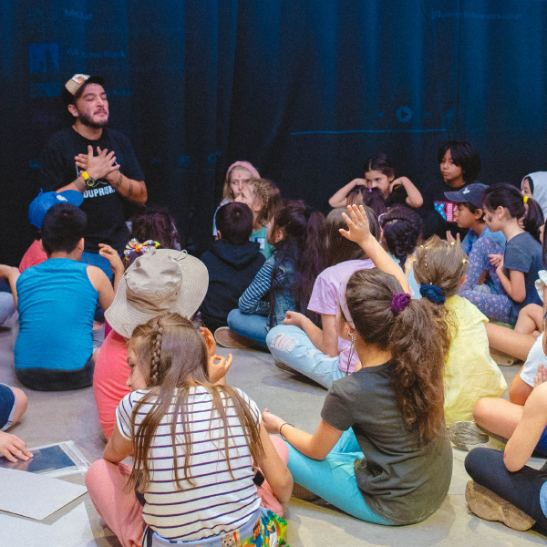 Imagen que explica la importancia de los recursos internos. Vemos como un grupo de niñas y niños aprende a meditar