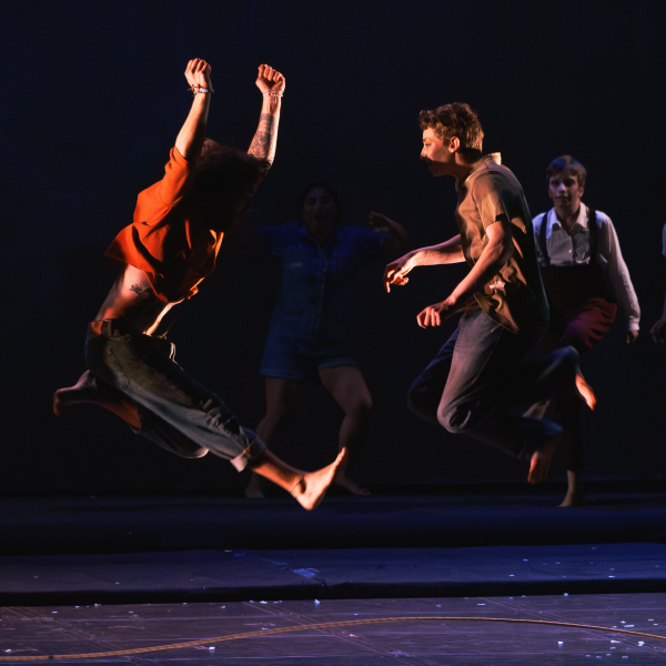 Banner para hablar del poder creador. Vemos, en un fondo en sombra a dos personas bailando una danza interpretativa.