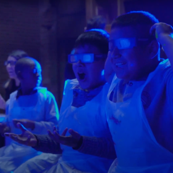 Vemos a un grupo de niños experimentando el momento WOW en KAOS Espacio Creativo. Ese momento donde se sorprenden con una actividad y no pueden dejar de decir "WOW"