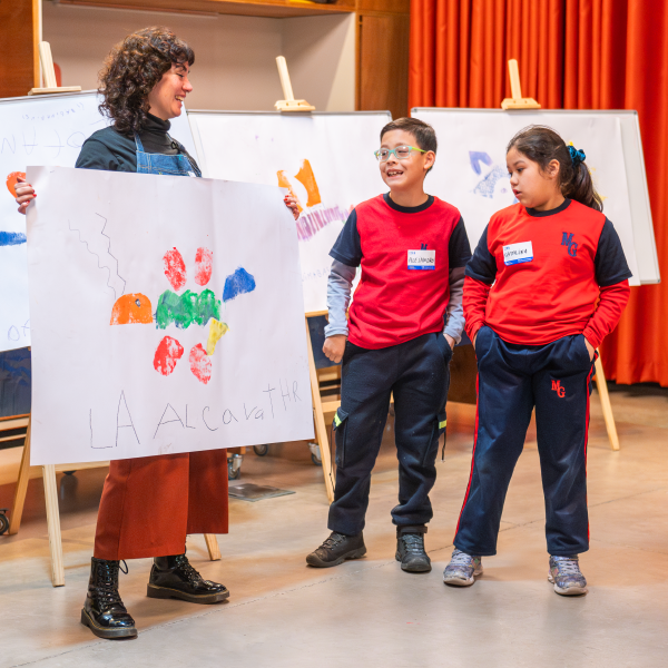 La formación integral en el aula promueve el desarrollo holístico abarcando aspectos cognitivos, emocionales, sociales y físicos.